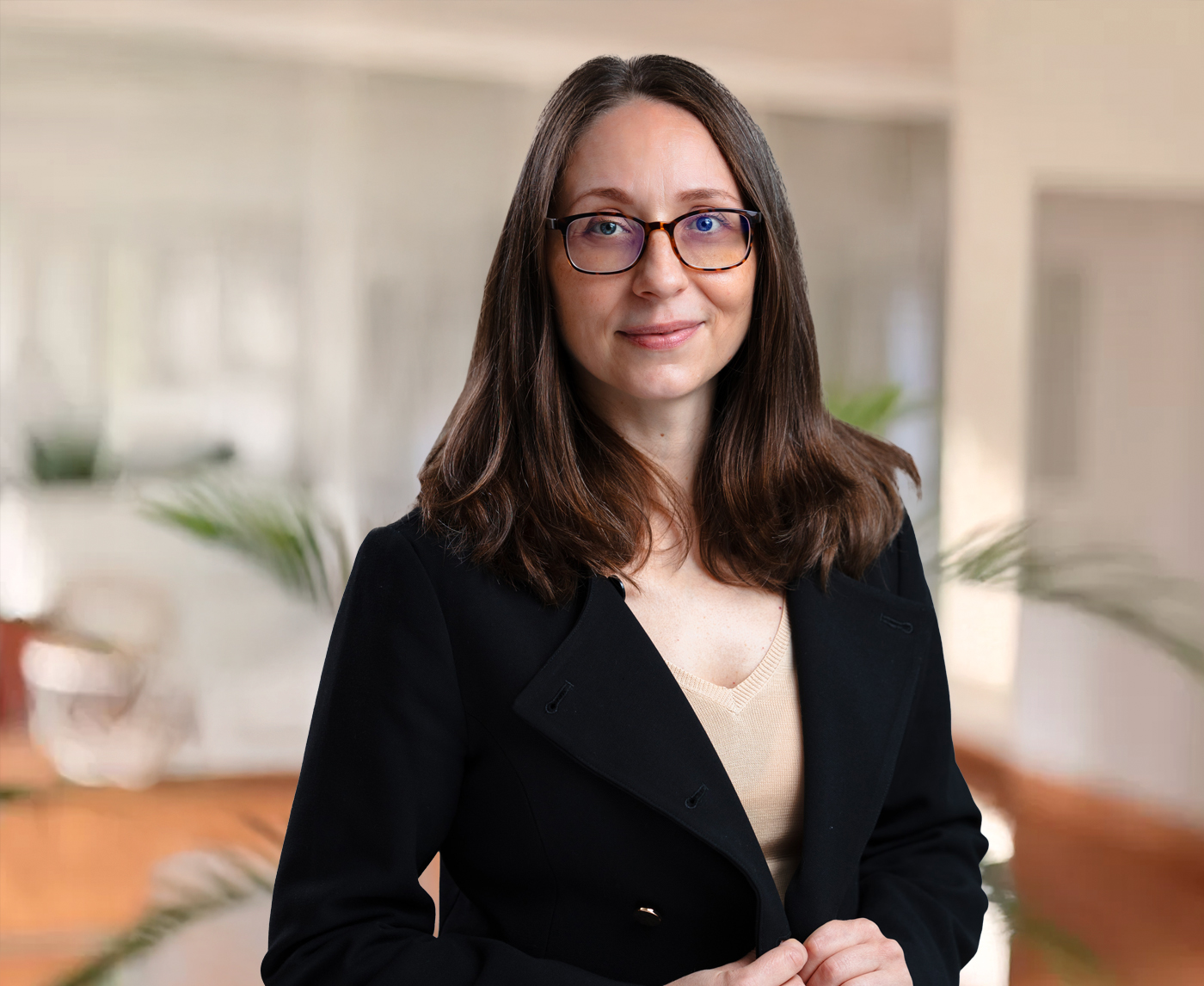 Recruiterin Corina Stanciu lächelt in die Kamera